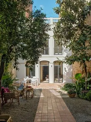 сад с белым фасадом