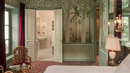 Самый романтичный отель Парижа дебютирует в оформлении, разработанном Пьером Лакруа