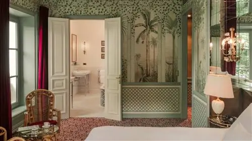 комната с растительными обоями