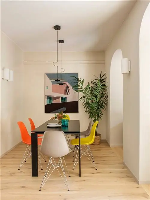 столовая черный стол и цветные стулья