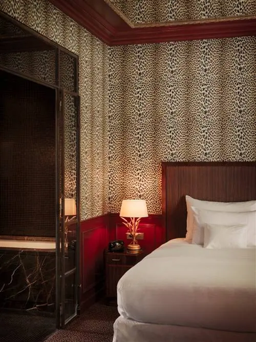 комната с кроватью и леопардовыми стенами