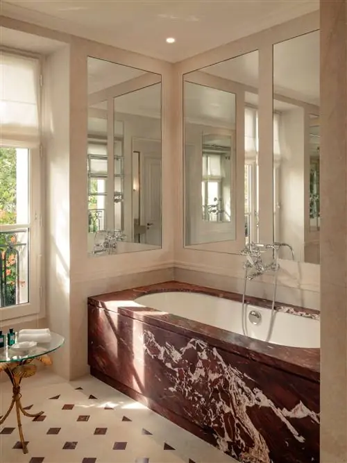 ванная комната из красного мрамора