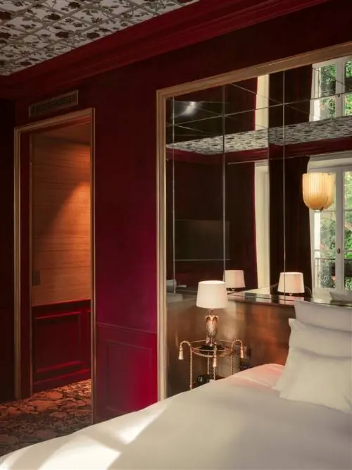 комната с кроватью и красными стенами