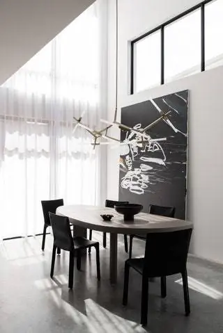 Стол Table En Forme Libre от Charlotte Perriand, стулья Cab из черной кожи от Mario Bellini от Cassina и…