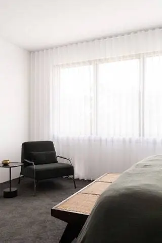Кресло Humprey от Ligne Roset, скамья от Pierre Jeanneret, журнальный столик от Cassina