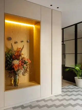 ниша с вазой и цветами