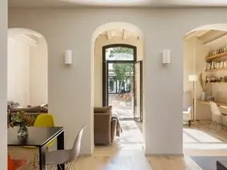 комната со стенами и арками