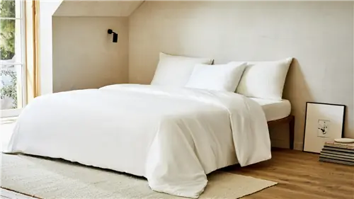 комната с большой кроватью и белыми простынями