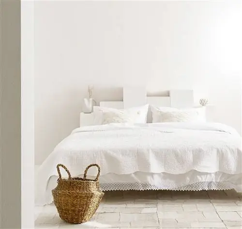 кровать с белыми простынями