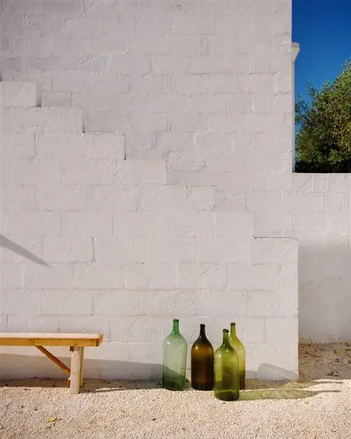 белая стенная скамейка и вазы