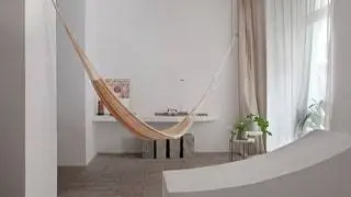 Небольшие апартаменты в домах Помпеи вдохновляют этот первый этаж с глиняными полами в районе Лавапис в Мадриде