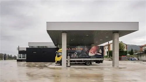 Много стекла, алюминия и металлических текстур: станция техобслуживания в Кантабрии заново изобретает архитектуру традиционных заправок