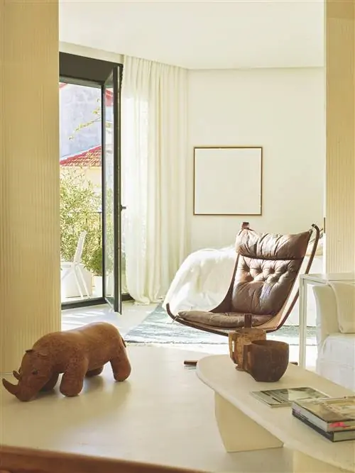 Белая комната с коричневыми украшениями