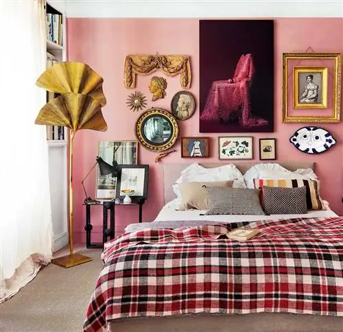 Небольшая квартира Paris Carole Borraz в розовой спальне