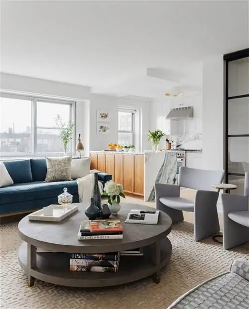 В гостиной два кресла Crown от Massproductions, ковер от The Rug Company и журнальный столик от RH