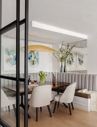 В столовой стол от From the Source, скамья изготовлена по индивидуальному заказу с обивкой от Stitchroom и сиденьем…