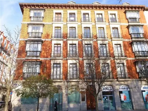 Calle Acera de Recoletos 12, место рождения Мигеля Делибеса Calle Acera de Recoletos 12, место рождения Мигеля Делибеса