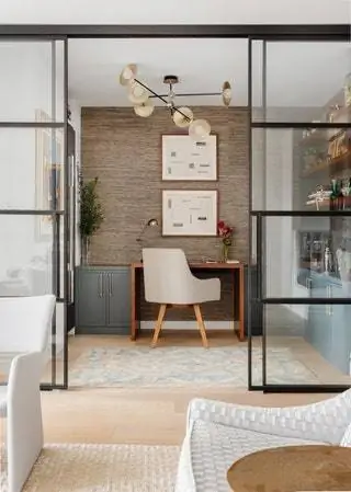 В офисе обои от Phillip Jeffries, стекло и стальная дверь от Crystalia Glass, мат…