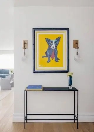 У входа стол от Room Board, настенные светильники от Элисон Бергер для RH, а работа от Джорджа…