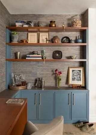 Офисная полка позволяет хозяйке разместить свои личные вещи.nbsp