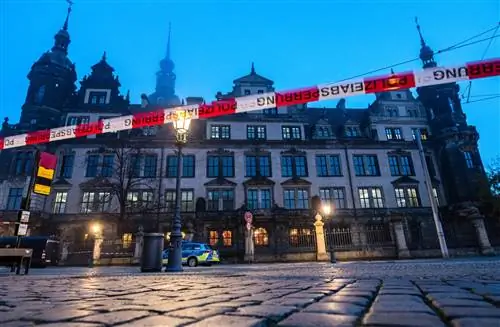 ДРЕЗДЕН, ГЕРМАНИЯ, 25 НОЯБРЯ Дворец Residenzschloss, в котором хранится коллекция сокровищ Gruenes Gewoelbe на…
