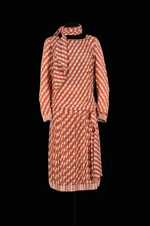 Костюмы будут размещены на изготовленных на заказ устойчивых манекенах