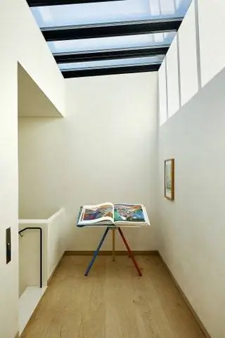 кафедра со стеклянной книгой