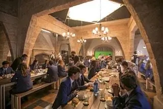 «В столовой романская архитектура смешана с чем-то вроде германской арки…». У камина чуть больше…