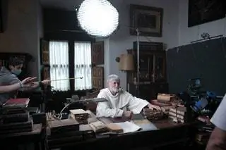 Общее ощущение, которого они хотели добиться, это то, что эта школа не дом, она тяжелая. И делают они это не только…