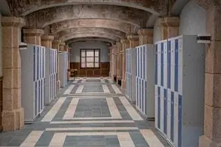 Они охладили пространство более серо-голубыми цветами на стенах классных комнат в коридорах. Камень тоже серый…