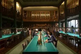 Школьная библиотека - один из немногих природных интерьеров, которые чаще всего встречаются в сериале. Это…