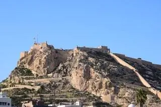 замок на вершине горы