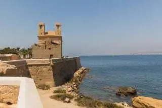 Стенная башня и море