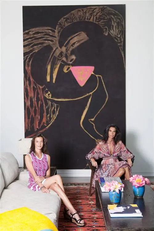 Химена Лопес со своей матерью Гаэльей де ла Серна перед картиной Франческо Клементе «Место поклонения I»