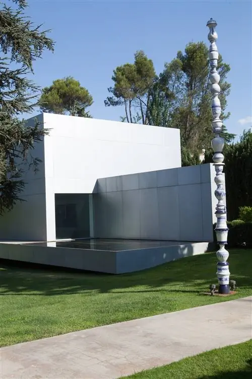 Скульптура Паскаля Мартина Тайю у входа в CAC