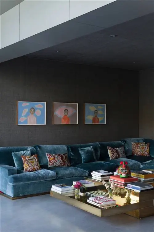 бархатный угловой диван со столом, полным книг