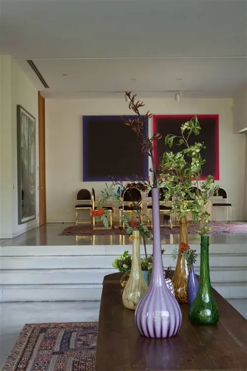 вазы на столе