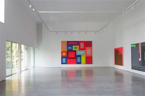 Интерьер выставочного зала CAC Лопес де ла Серна с выставкой Питера Галлея