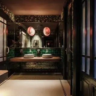 Casa Ozama, модернистская вилла в мадридском районе Порвенир, извлекает три четких урока, которые окрашивают…