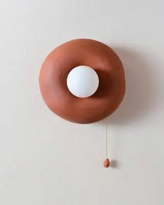 Настенный светильник Blob от Эни Ли Паркер, дизайнера, который оправдывает медлительность, намерение и уважение к ресурсам…