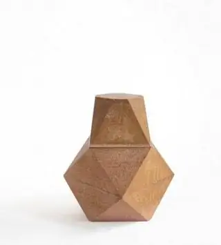 Nomad Lindsey Vase N.1 от Gilles и Cecilie Studi, которую они сами производят в Лондоне по слепкам ручной работы