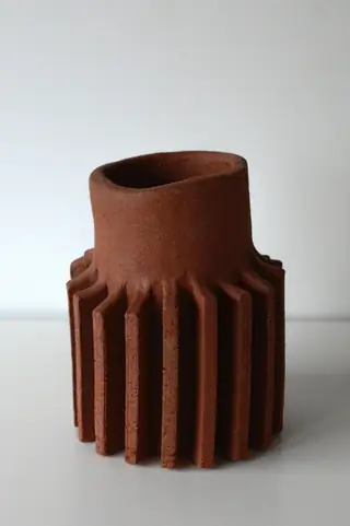Терракотовая ваза Sprocket от Флориса Вуббена в фильме «Идеальное будущее». Вуббен - дизайнер, который работает только с этим…