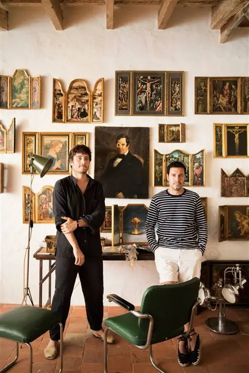 картины на стене двое мужчин стоят