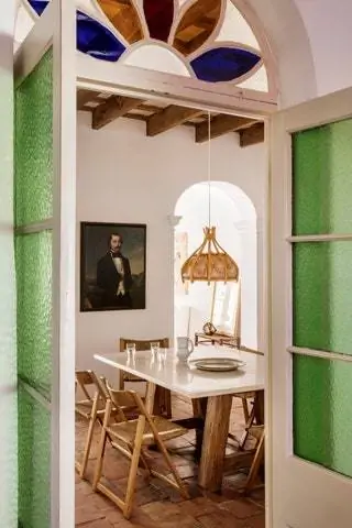 стол и стулья с витражной дверью