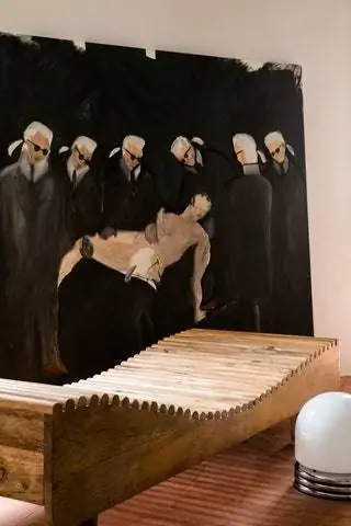 Шезлонг работы Хоса Луиса Баркеро от Ibiza Code Figuera и винтажная лампа от Armando de David в Барселоне