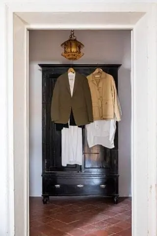 шкаф с развешанной одеждой