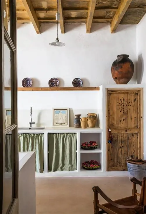 деревянная дверь открытая пустая мебель