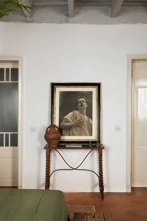 деревянный стол картина человека