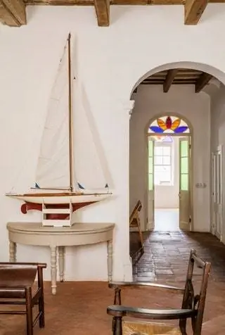 комната со стульями и моделью корабля