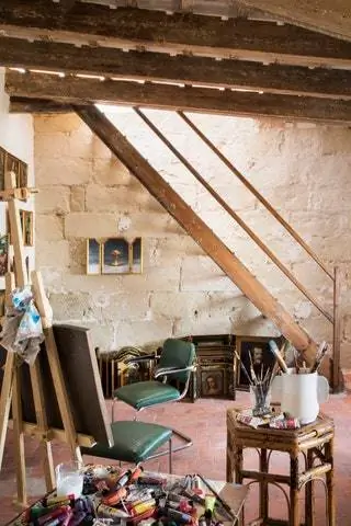 комната с табуретом деревянной лестницы